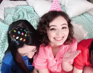 Групповой секс на вечеринки с тремя молодыми девушками