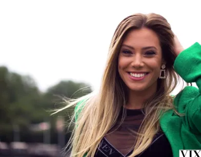 Отправилась в Париж студенткой по обмену, а соблазнила на секс молодую парочку