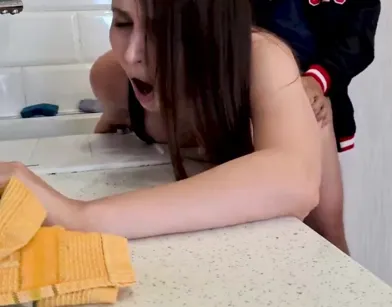 Саша Парадайз застряла и просит о помощи, а мужик трахает её в этой сложной ситуации