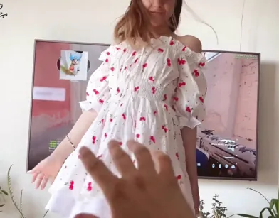 Милашка в платье соблазнила парня на приятный секс